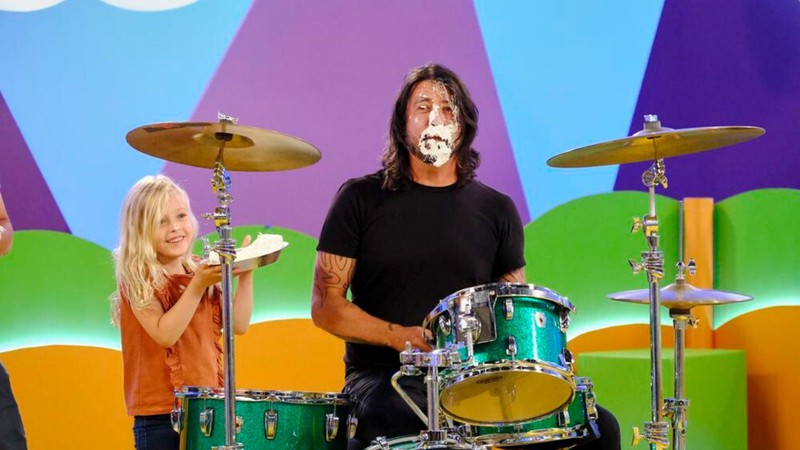 http://www.lea.co.ao/images/noticias/dave grohl com a filha.jpg